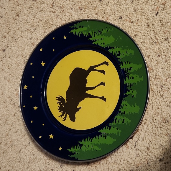 The Golden Rabbit II Moose Design Set 4 Enamelware Plates - Picture 2 of 7